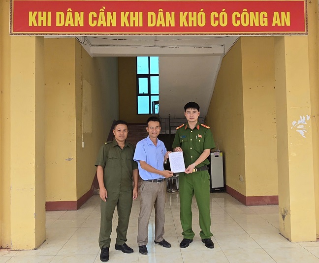 Nhân dân gửi Thư cảm ơn Công an xã Lạc Phượng
